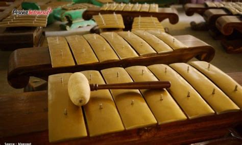 Bisa dimainkan dengan sendiri sebagai kendang adalah alat musik dalam gamelan jawa yang salah satu fungsi utamanya mengatur irama. demung gamelan jawa tengah