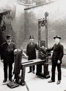 Nazi Head Hunter Invented His Own Guillotine Killed 3000 Daily Mail