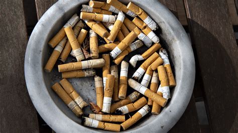 Det ser i følge andre kilder ut til at den samme grensen også gjelder for bruk (konsumering) av alkohol. Antallet af solgte cigaretter i Danmark er faldende - TV 2