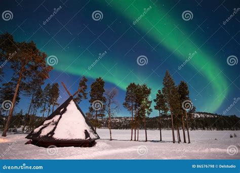 Aurora Boreal Aurora Borealis En Laponia Finlandia Foto De Archivo