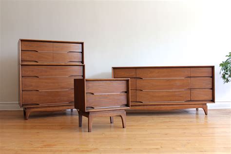 The simple lines, fluid forms and retro colors appeal to the minimalist, the traditionalist and the contemporary design aficionados. Mid Century Modern Kent Coffey 'Forum' Bedroom Set ...