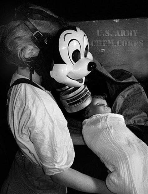 Child Wearing A Micky Mouse Gas Mask Gascot Imagen N° 1 Para