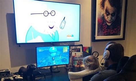 Harry kane is an icon series outfit in fortnite: Harry Kane keeps daughter Ivy entertained with Peppa Pig ...