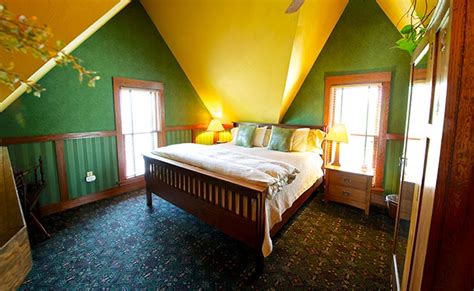 Looking for cool arts and crafts ideas for teens, kids, and anyone who loves creative art projects? Arts & Crafts Room at Black Walnut Bed and Breakfast