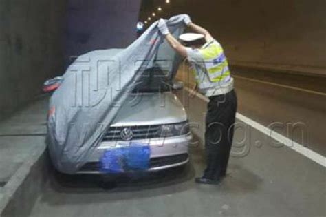 Cop Catches Couple Having Sex In Front Of Daughter In Tarp Covered Car