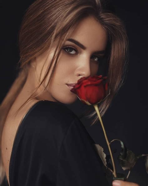 Фото Девушка с красной розой в руке фотограф Nadi Veleska