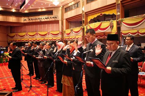 Pihak berkuasa tempatan (pbt) disaran membantu penjaja di lampu isyarat dengan menyediakan tapak perniagaan yang sesuai dan strategik. Majlis Perlantikan Ahli Majlis Pihak Berkuasa Tempatan ...