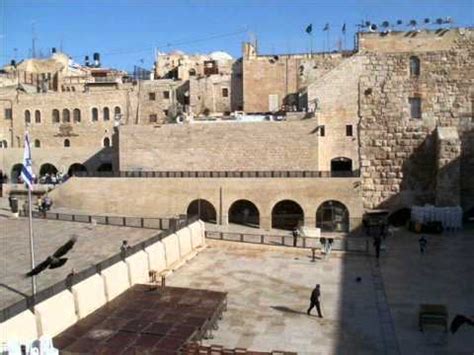 הגן אוצר בתוכו ממצאים מתקופות שונות: ירושלים הכותל המערבי.wmv - YouTube