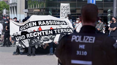 Rassismus Bei Der Polizei Beamter Akzeptiert Strafbefehl Nach Foto In Chatgruppe
