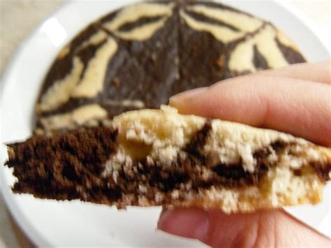 Unite lo zucchero, il lievito, il cocco e mescolate. TORTA BICOLORE AL COCCO - ricetta senza uova e burro