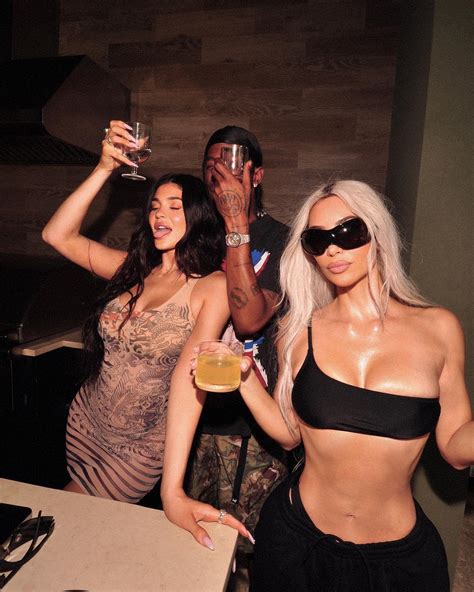 Kim Kardashian Shocks Fans As She Shows Off Super Skinny Waist In New