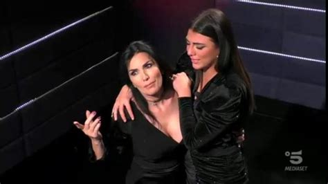 Fariba ha già superato numerose nomination, riuscirà anche questa volta? Fariba Tehrani difende sua figlia Giulia Salemi e si ...