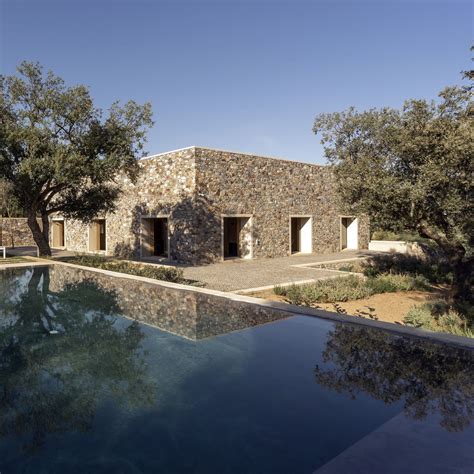 Das „casa de piedra liegt im oberen abschnitt des langgezogenen tales, ca. Stone House in Cáceres | Tuñón Arquitectos | Archello