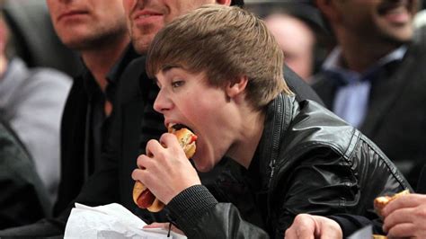 Justin Bieber Beyonce And More Celebrities Eating Hot Dogs Photos