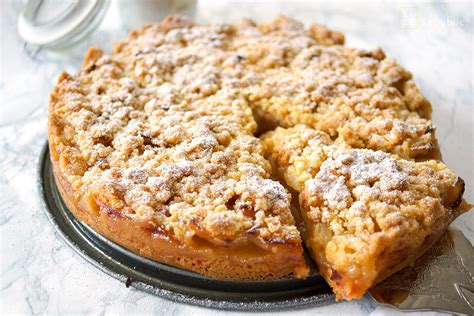 Zudem benötigen sie fein ausgemahlenes mehl, das sie je nach rezept mit speisestärke oder mit puddingpulver mischen. Omas Apfelkuchen mit Streusel (Apfelkrümel) | Rezept ...