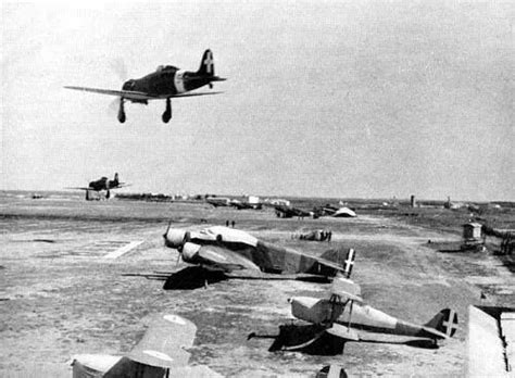 Nell'estate del 2004 lavori per l'allungamento della pista dell'aeroporto la portarono a raggiungere i 2,8 km. Due Macchi C.200 in corto finale in atterraggio sulla ...