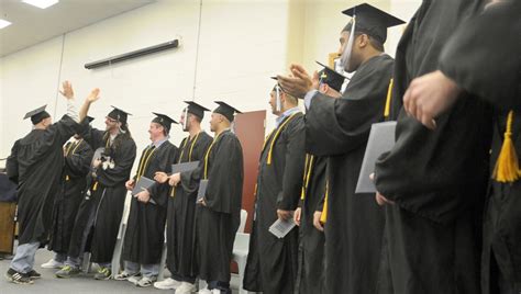 Maine Prison Inmates Receive Uma Degrees