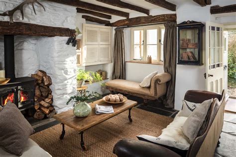 It is a mixture that always looks as though it was put together over generations. How to Create a Traditional English Living Room