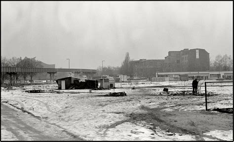 Als doppelplatzanlage schließt er sich westlich an den leipziger platz an. POTSDAMER PLATZ | Berlin am 18.12.1990 Potsdamer Platz ...