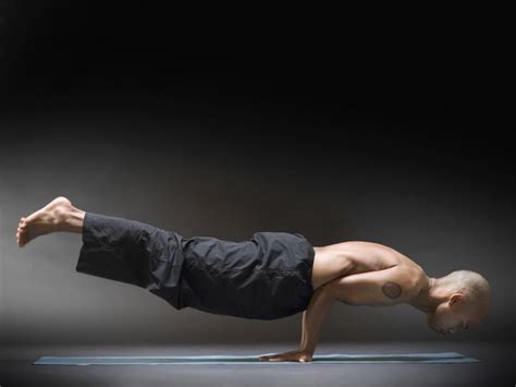How You Can Do A Yoga Forearm Stand Pincha Mayurasana Yo In 2020