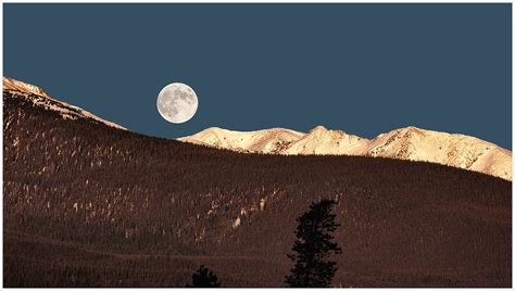 Moonset And Sunrise The Full Moon Sets Behind The Gore Range Flickr