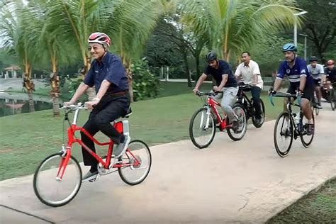 Cycling your way through malaysia. Malaysia PM Mahathir, 94, goes on 11km bicycle ride, SE ...
