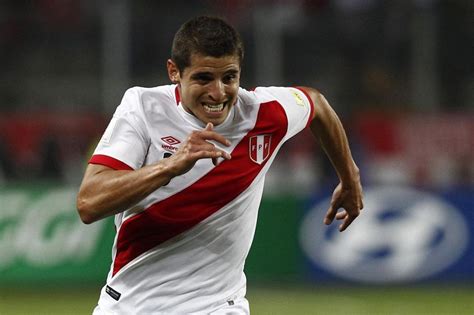 Los seguidores de ambos países lucieron las camisetas de su selección y alentaron en cada momento a sus equipos. Perú vs Colombia: Con 2 novedades, el once titular de ...
