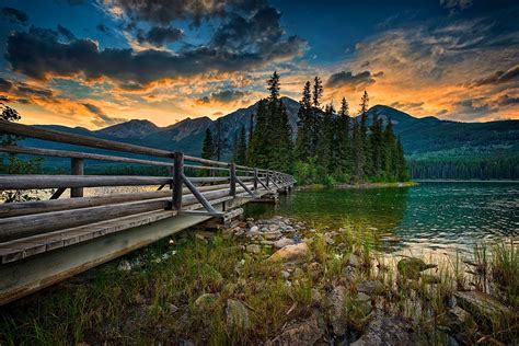 壁纸 树木 景观 山 日落 海 湖 性质 反射 天空 云彩 日出 晚间 早上 桥 河 加拿大 岛 夏季