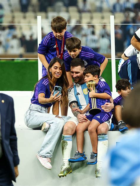 Lionel Messi Embraces Wife Antonela Roccuzzo And Kids Thiago 10 Mateo