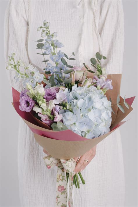 Buchet Cu Flori Albastre Ambalat În Hârtie Kraft Florăria Ema