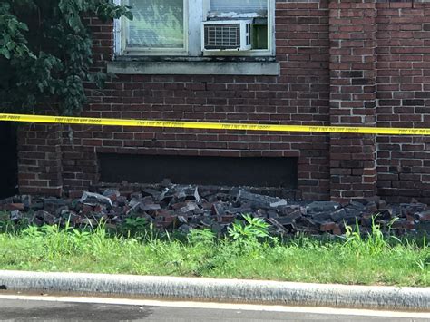 Brick facade crumbles off Rockford apartment building | MyStateline.com