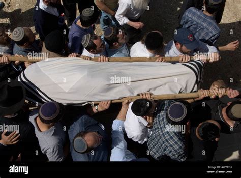 A Jewish Funeral Fotos Und Bildmaterial In Hoher Auflösung Alamy