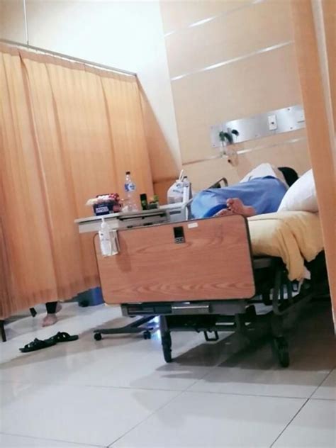 Perjuangan wanita salat di depan teras rumah penghutang, demi menagih utang yang sudah enam tahun tak dilunasi kini viral di media sosial. Foto Orang Yang Dirawat Di Rumah Sakit - The Door Knockers