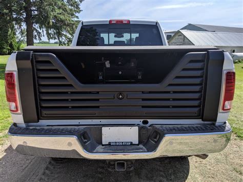 2017 Ram 3500 Stromberg Carlson 4000 Series 5th Wheel Louvered Tailgate