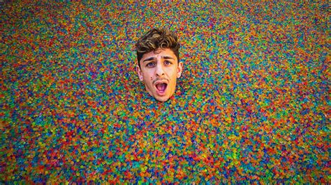 i filled my swimming pool with 50 000 000 orbeez satisfying