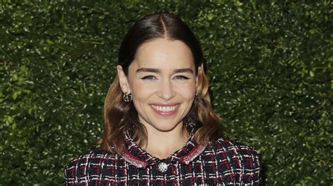 Emilia clarke has at least 1 known tattoo: The meaning behind Emilia Clarke's bumblebee tattoo ...