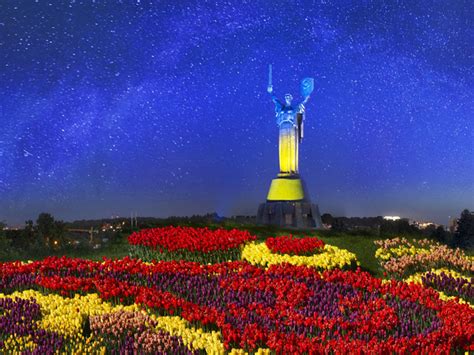 Відзначається на державному рівні і є офіційним вихідним. День Конституції України 2016: дата, історія, факти ...