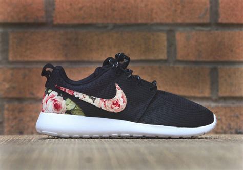Entra elige tus roshe run floral print y vacila de estilo! Floral Nike Roshe Run Custom Black White Roses | Nike ...