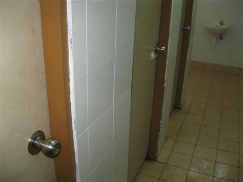 Tombol pintu depan dan belakang rosak. Kerja Penggantian Tombol Pintu Tandas Surau - Badan ...