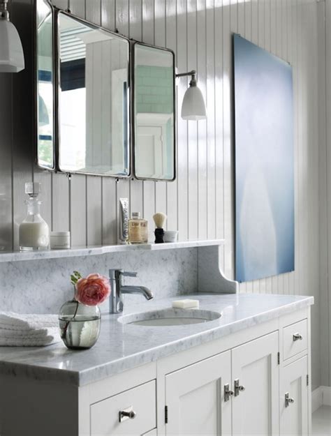 The choice of vanity can really go a long ways in creating a specific decorative feel for the entire space. Folding Mirror - Cottage - bathroom - Kvanum