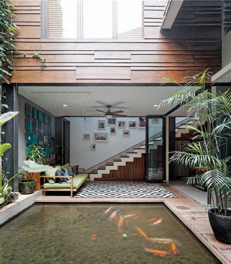 Rumah ini lebih mengutamakan taman yang luas. Buat Rumah Sejuk! Ini 12 Inspirasi Desain Kolam Ikan