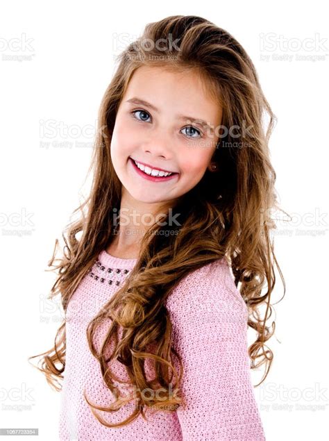 photo libre de droit de portrait de ladorable enfant fille peu souriant isolé banque d images et
