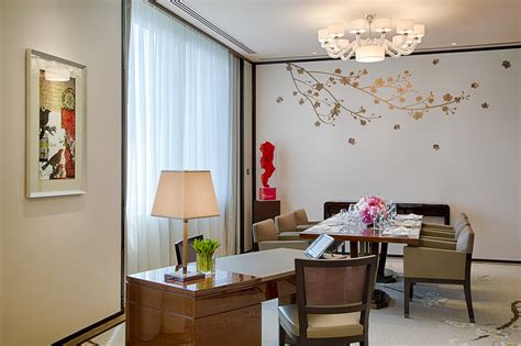 The peninsula hong kong was once regarded as the only place for any savvy traveler to stay in this historic city. Le Peninsula Hong Kong : La Grande Dame de l'Extrême-Orient