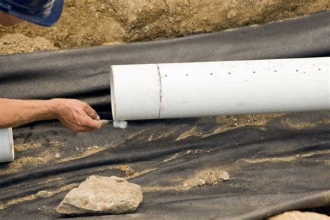 Die verdichteten böden rund um das haus lassen ein natürliches versickern des regenwassers oft nicht zu. Drainage anschließen » So machen Sie alles richtig