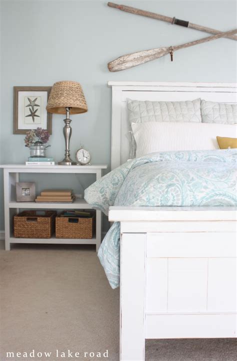 That's what metro grey is. 20 beautiful guest bedroom ideas - My Mommy Style
