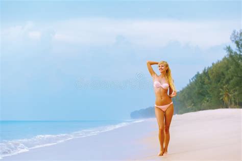 Blondynka W Bikini Na Plaży Obraz Stock Obraz Złożonej Z Jaskrawy Napad 46911363
