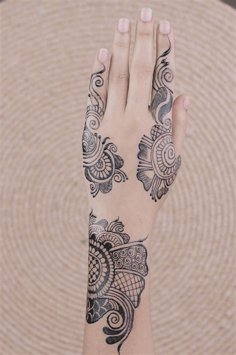 The back of hands are the most common areas to be want something that stands out? Simple Henna Simple Mehndi Tattoo Designs For Hands