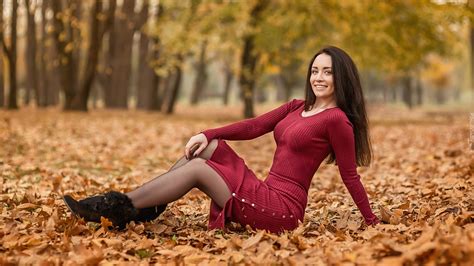 Kobieta W Sukience Siedząca Na Jesiennych Liściach