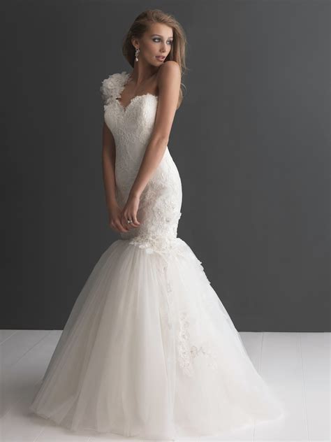 From general topics to more of what you would expect to find here, tidedresses.co.uk has it all. DressyBridal: Allure Wedding Dresses Fall 2013 Collection