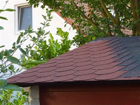 Die kannst du mit unterschiedlichen materialien eindecken: Gartenhausdach mit Bitumenschindeln neu eindecken mit ...